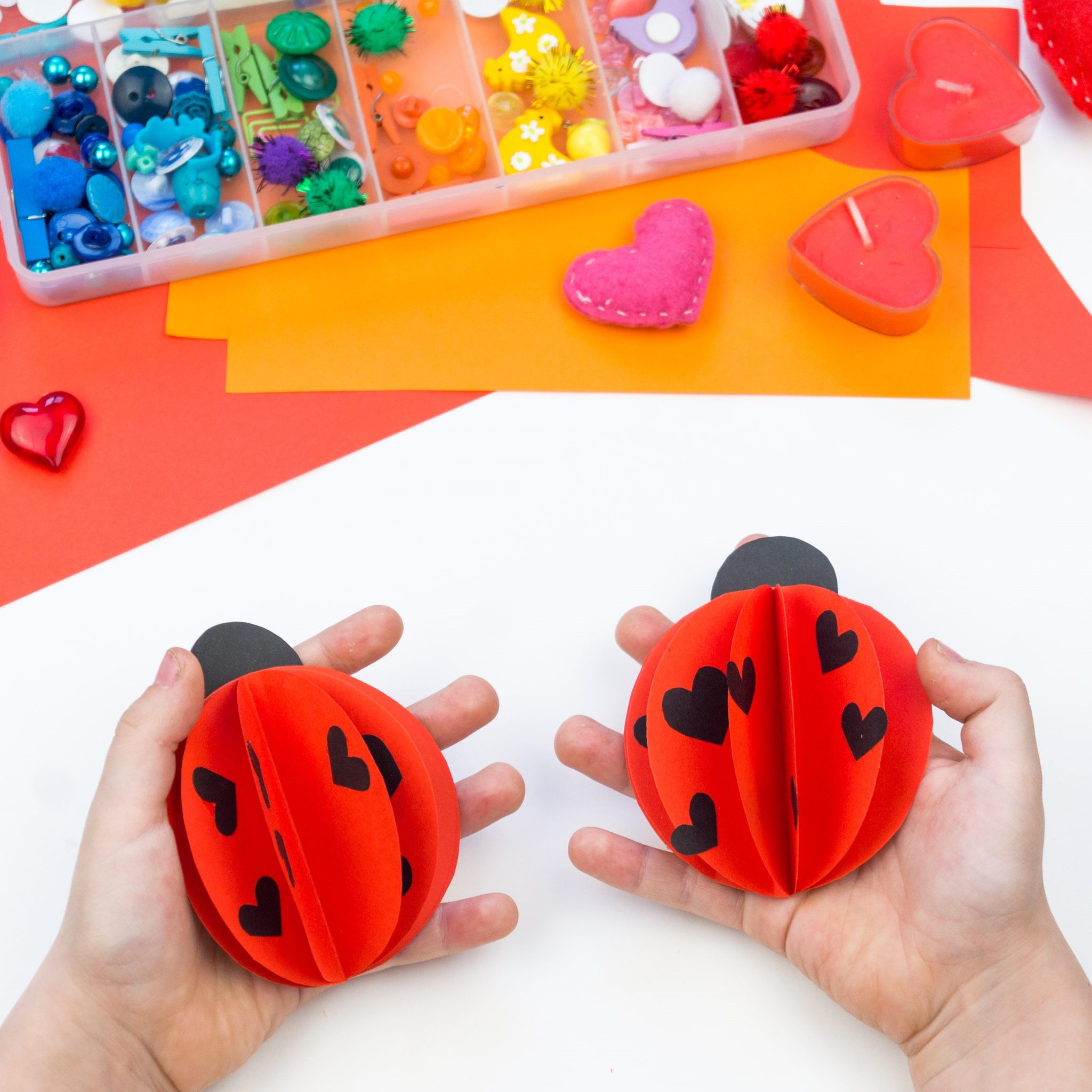 Nyckelpigor av papper - Pyssla med Viktoria