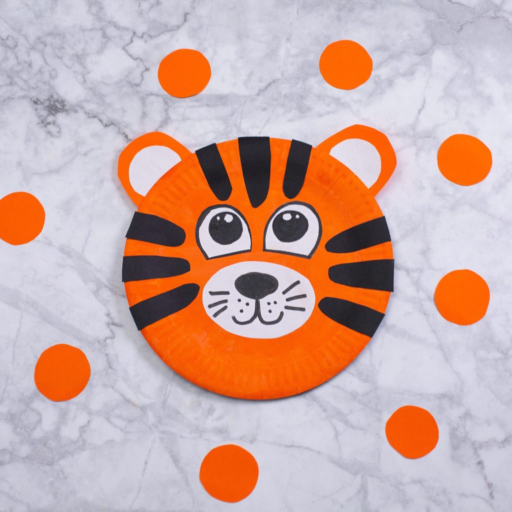 Barnpyssel tiger av papperstallrik